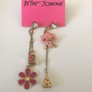NWT Betsey Johnson Chandelier Earrings. (A-3)